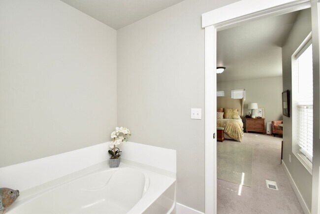 Building Photo - Spacious 5 Bed in Herriman Home in Prime Location!