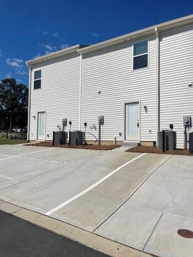 Building Photo - Charming Townhome Community in Mooresville...