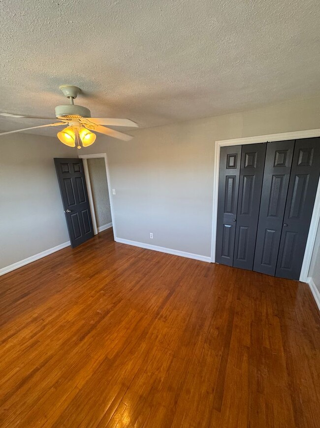 Building Photo - Super Fresh 3BR Townhome on Searles Rd for...