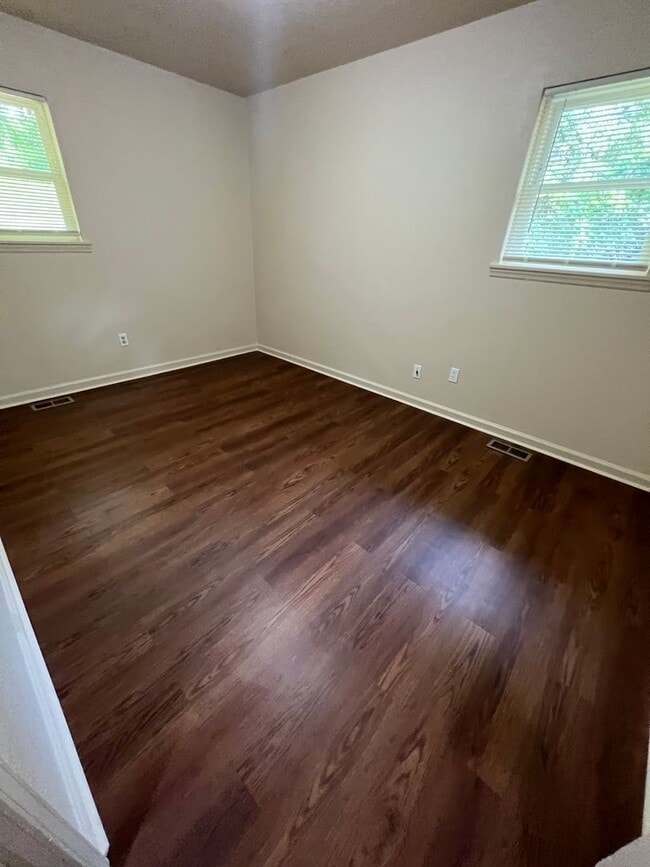 Building Photo - Nice Spacious 3 Bed 1.5 Bath House Total Electric.  Yard Care Included.  Fridge & Washer and Drye...