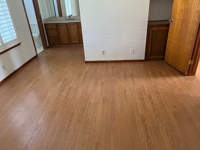 Building Photo - Northeast Hanford 3 bedroom 2 bath with la...