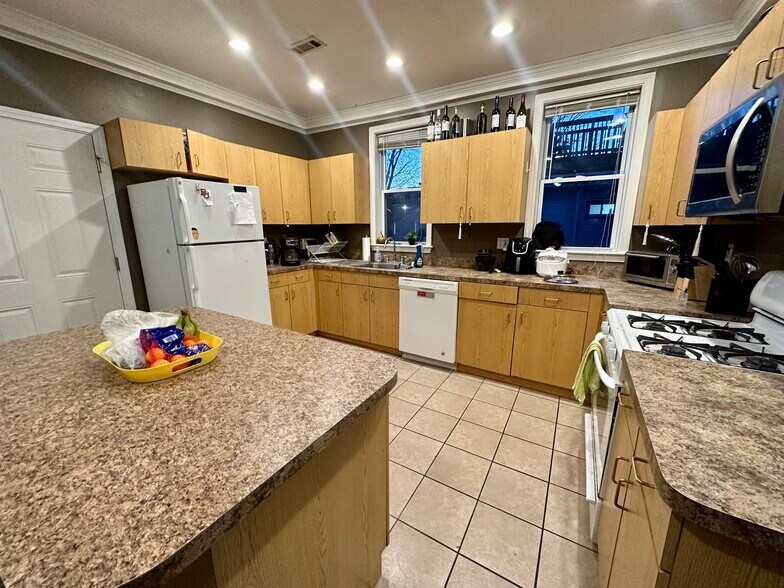 Building Photo - 15 Farrington Ave