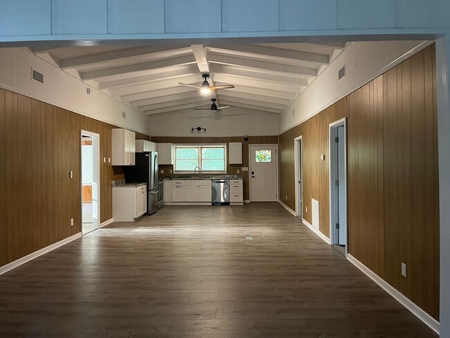 Building Photo - Spacious 4 Bedroom 2 bath home in Pawley's...