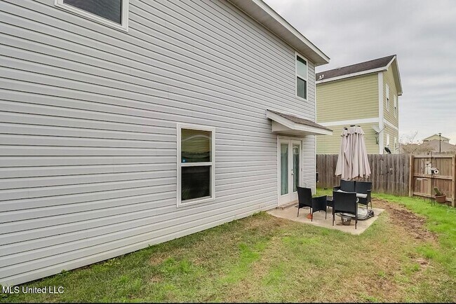 Building Photo - 2520 Esplanade St