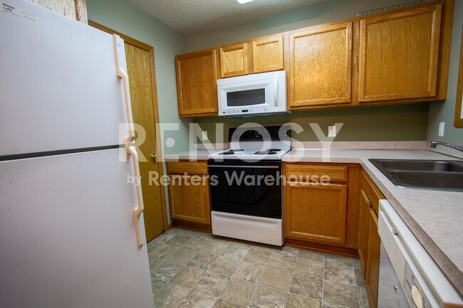 Building Photo - Available August 8 - 2 Bed/1.5 Bath Townhome in Prior Lake
