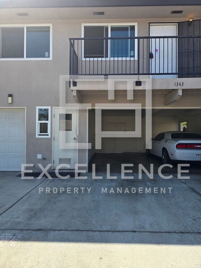 Building Photo - Fully Updated 2/1 Condo Upstairs - Pool, P...