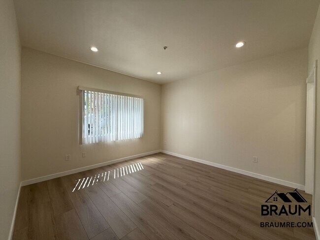Building Photo - 10849 Fruitland Dr