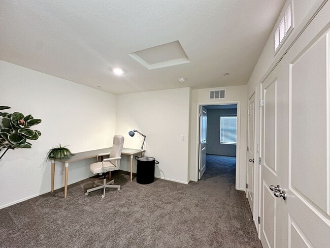 Building Photo - FURNISHED 3 BEDROOM + LOFT TOWNHOME WITH 2 CAR GARAGE