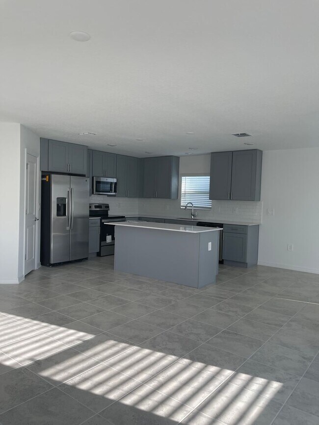 Building Photo - BEAUTIFUL BRAND NEW 2022 Home in the new S...