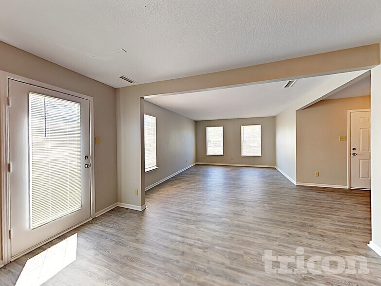 Building Photo - 10152 Golden Dr