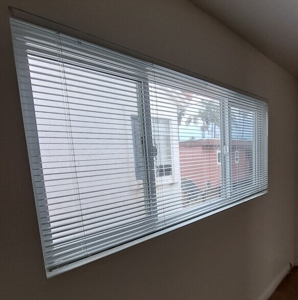 Large master BR window with new blinds. - 314 20th St
