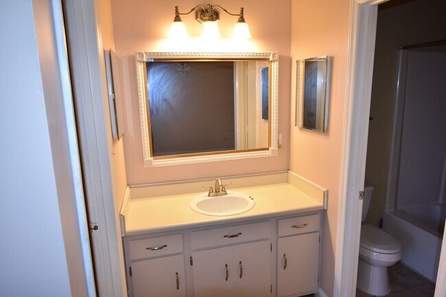 Building Photo - 957 Kennesaw Dr