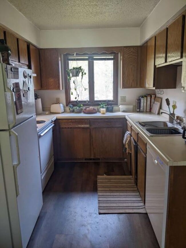 Building Photo - 3 Bedroom, 2 Bath Duplex in North Side Iowa City