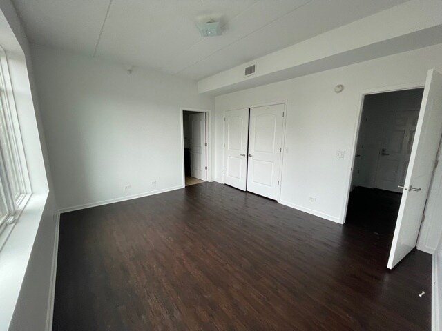 Building Photo - 755 N Diamond Lake Rd