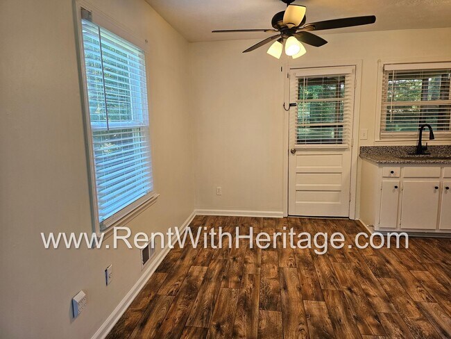Building Photo - Amazing 4 Bedroom/ 2 Bath Home / Bonus Roo...