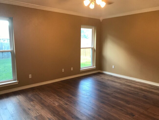 Building Photo - 3/2 super clean and move in ready in MIDWAY ISD