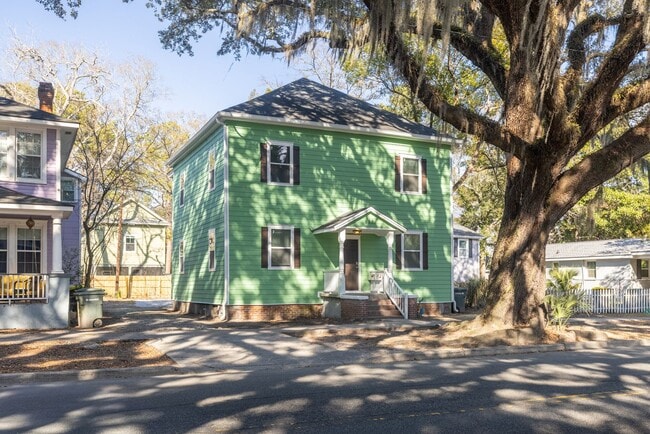 Building Photo - $300 OFF May Rent! Stylish Upstairs 1BR in Historic District