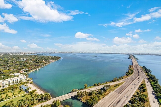 Building Photo - 601 NE 36th St