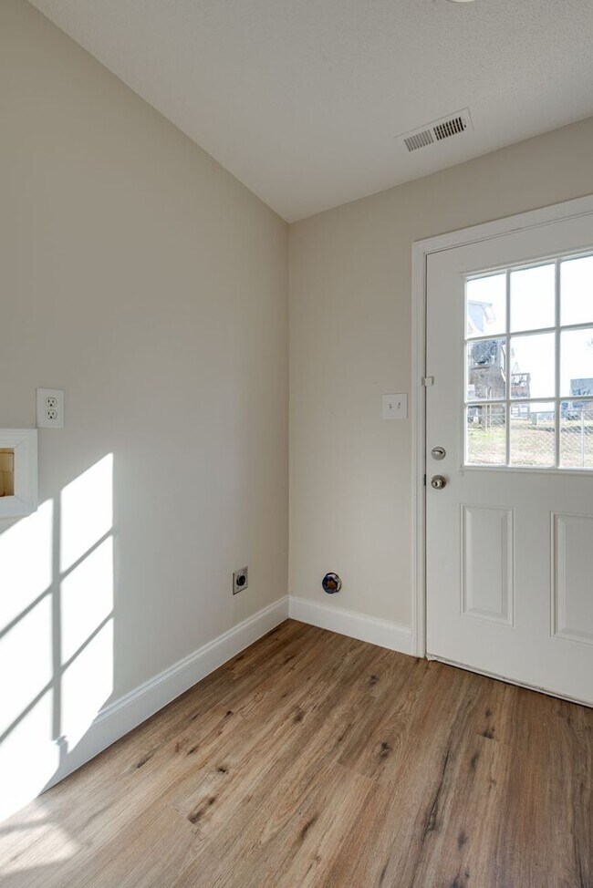 Building Photo - 1565 Petty St