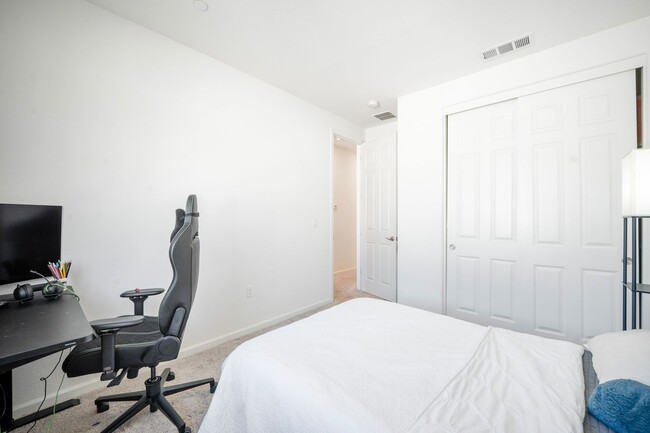 Building Photo - $3595.00 - Newer Large 3/2.5 Townhome in B...
