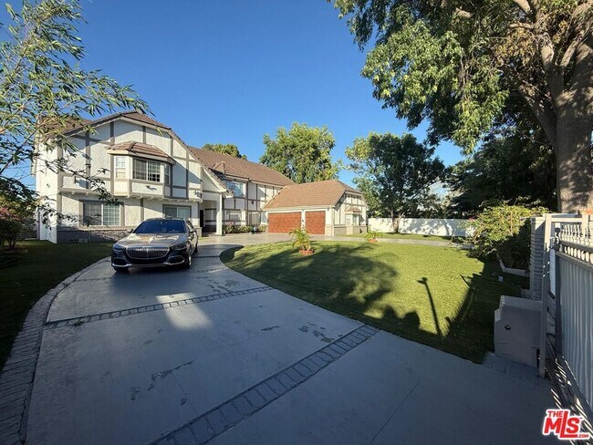 Building Photo - 17153 Rayen St