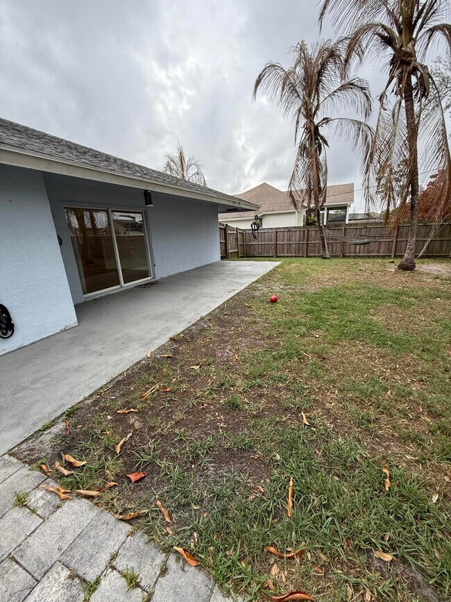 Building Photo - 249 NE Glentry Ave