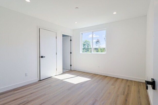 Building Photo - 2419 Carmona Ave