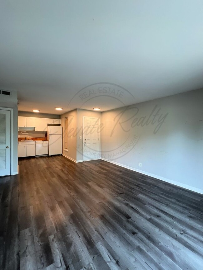 Building Photo - One Bedroom Condo, FIRST FLOOR, Assigned Parking Space and Near Madison Park!