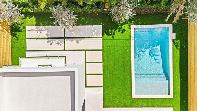 Building Photo - 2324 SW 26th St