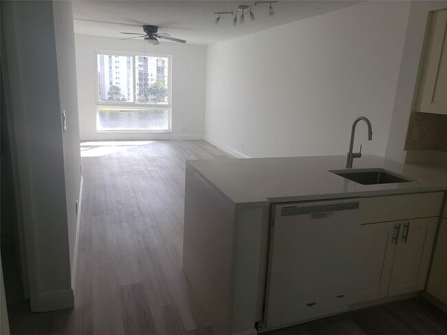 Building Photo - 2216 N Cypress Bend Dr