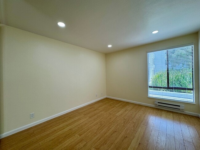 Building Photo - Beautiful Courtyard Level Flat with Outdoor Garden Patio