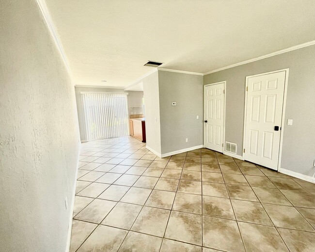 Building Photo - Charming 2 Bedroom 1.5 Bathroom Townhome w...