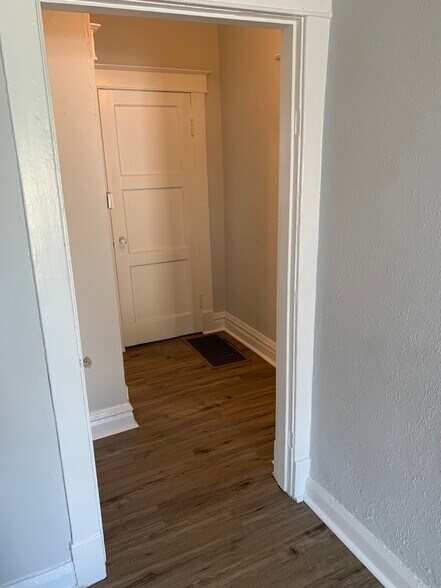 Building Photo - 2123 Lilly Ave