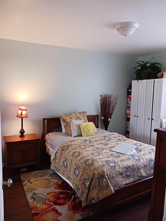 Building Photo - 2 Bedroom Condo