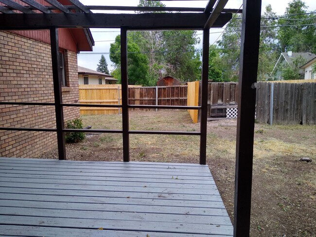 Building Photo - Charming 2 Bedroom 2 Bath w/ Large Yard, 1 Car Garage and Central Air/Heat