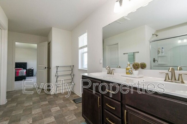 Building Photo - W242N5663 Simona Dr