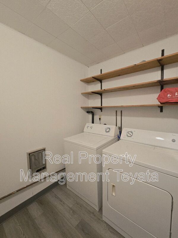 Building Photo - 2475 Yew Street Rd