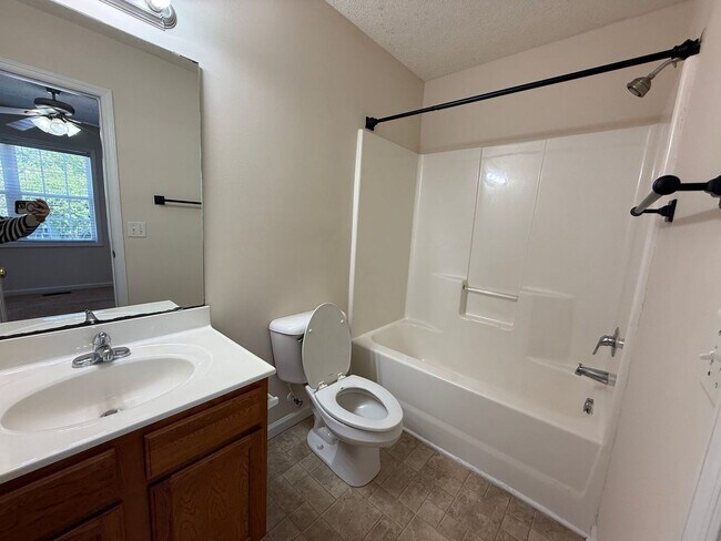 Building Photo - 2 bedroom, 2.5 Bath Townhouse