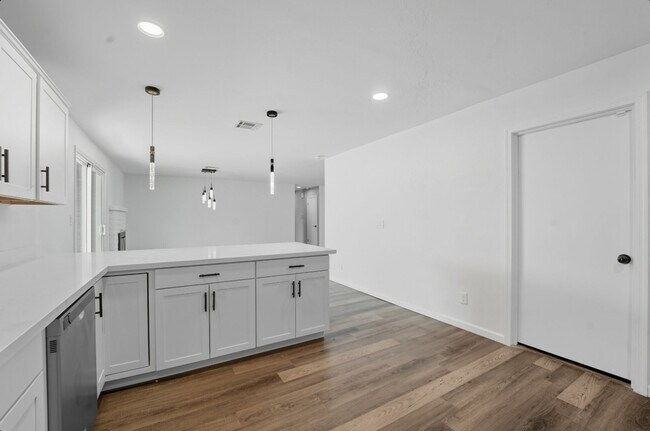 Building Photo - Beautiful Glendale Home With Pool!