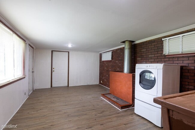 Building Photo - 3 br, 1 bath House - 23081 Springbrook Dr