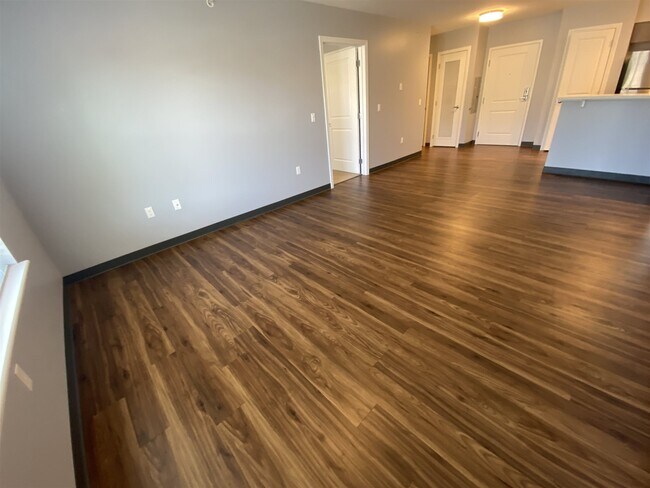 Building Photo - 10 E Ridge Dr