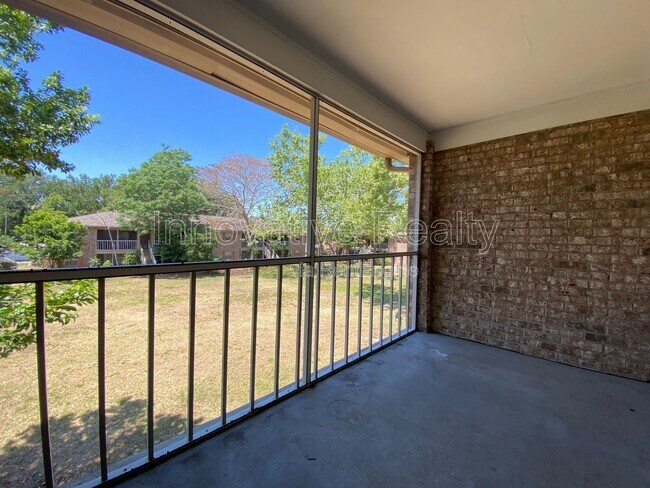 Building Photo - 412 Banyon Tree Cir