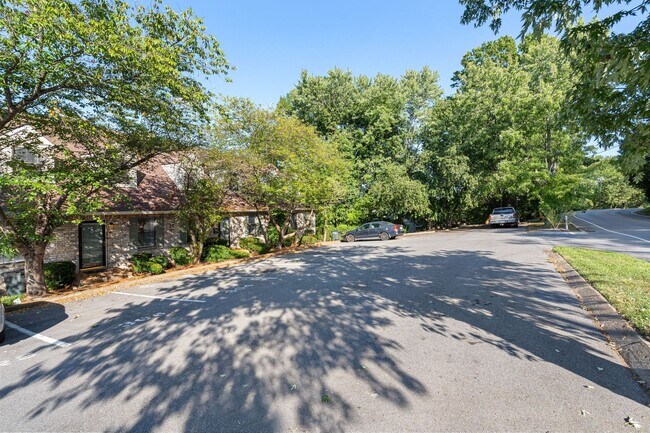 Building Photo - Fully renovated condo in Hendersonville