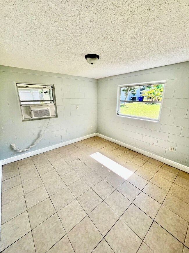 Building Photo - 516 Lowell St