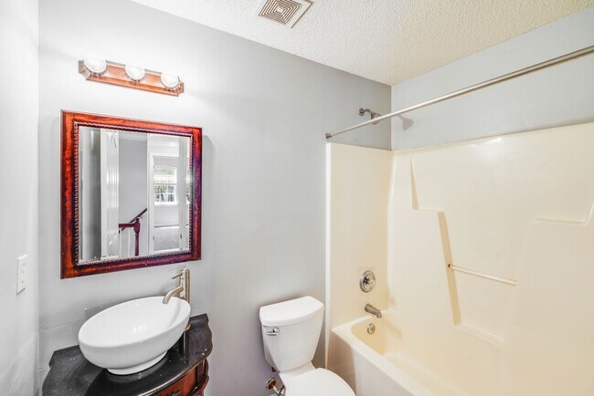 Building Photo - Beautiful 3BR/2.5BA Near Rivergate & Charl...