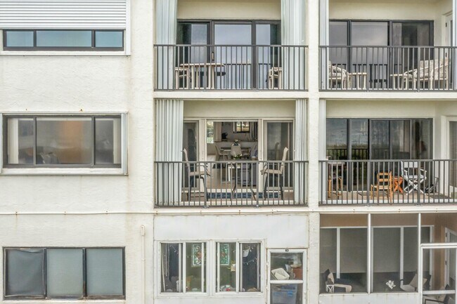 Building Photo - 10152 S Ocean Dr