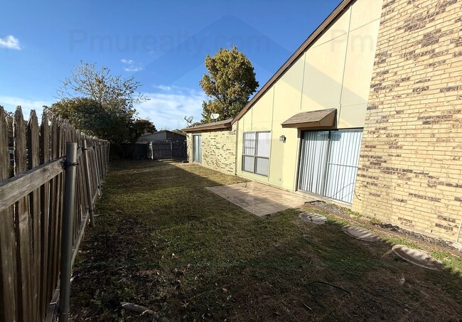 Building Photo - AVAILABLE NOW!!! Half Duplex 2 bed 1 bath ...