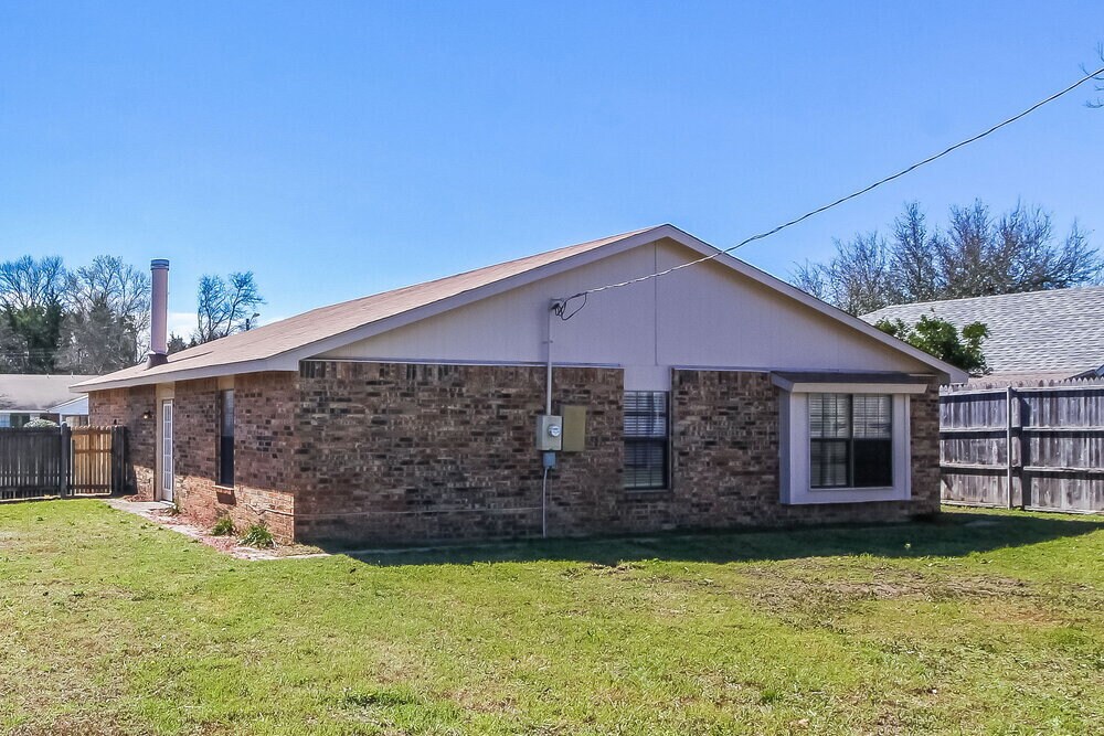 Building Photo - 131 London Ln