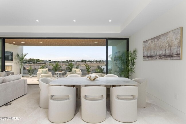 Building Photo - 6587 N Palmeraie Blvd