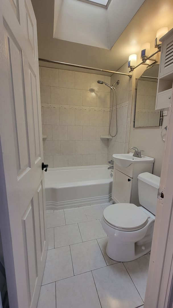 Building Photo - Beautiful Home In West Oak Lane